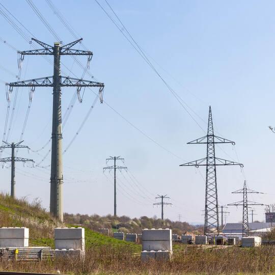 Energieriesen in vorübergehender Nachbarschaft: Nahe der A8-Anschlussstelle Pforzheim-Nord stehen links längst die neuen Masten