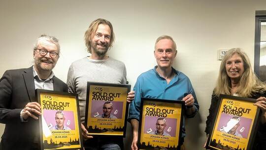 Preiswürdiges Gastspiel: CCP-Vertriebsleiter Daniel Schuch, Andreas Roth, Geschäftsführer von Yellow Concerts), Comedian Johann