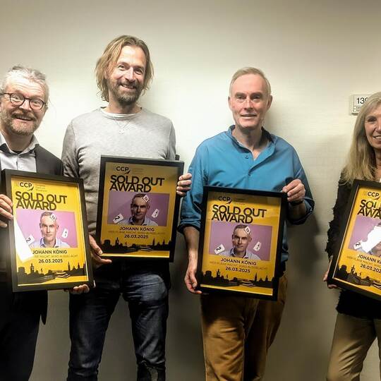 Preiswürdiges Gastspiel: CCP-Vertriebsleiter Daniel Schuch, Andreas Roth, Geschäftsführer von Yellow Concerts), Comedian Johann