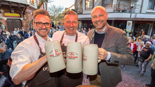 Prost auf fünf Tage Frühlingsfest (von links): OB Peter Boch, Organisator Jörg Augenstein und „Brauhaus“-Geschäftsführer Johanne