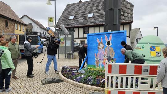 Ein großes Osterhasenfamilienbild mit einem eigens angelegten Blumenbeet der Landfrauen ziert die Ortsmitte beim Wurmberger Bürg
