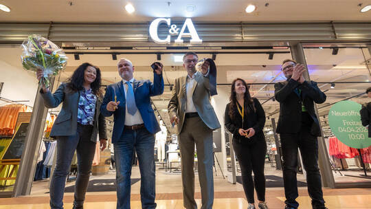 Das Band ist durchschnitten: Center-Assistentin Carmen Skibba, technischer Centermanager Wozniak Slawomir, WSP-Direktor Oliver R Eröffnung C&A Schlössle