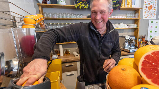 Vitaminspritz, serviert mit einer Portion guter Laune: Alexander Hirsch, Chef von Hirsch-Früchte in der Hohenzollernstraße, konz Alexander Hirsch Früchte