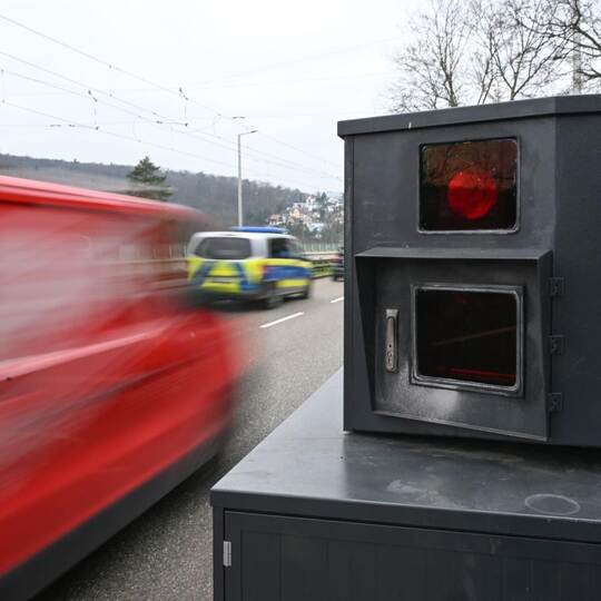 Bußgelder wegen Tempoverstößen spülen – auch kleinen – Kommunen jedes Jahr Millionen an Euro in die Kassen. Bernd Weissbrod/dpa Radarkontrolle