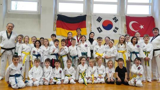 Unzählige Kinder und Jugendliche kommen dienstags und freitags ins Training, alle mit bester Laune und viel Motivation. Die Haup