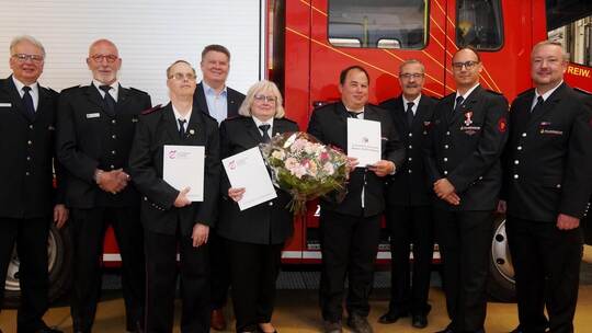 Kreisbrandmeister-Stellvertreter Michael Szobries, Kreisverbands-Vize Udo Frey, die Geehrten Bernd Eberle mit Bürgermeister Thom