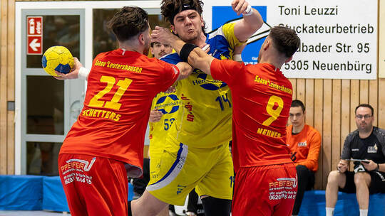 Kein Durchkommen gab es für Johannes Köster (Mitte) und den HCN bei der Heimniederlage gegen Saase3Leutershausen II.