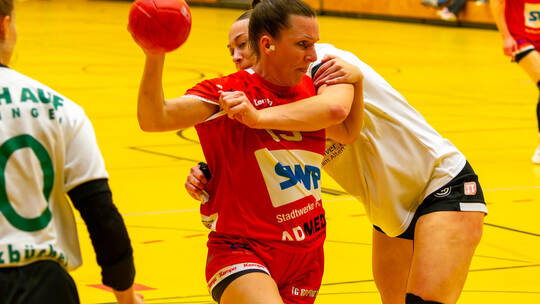 Noch einmal alles gegeben: Patricia Hufnagel (am Ball) und die TG 88 besiegten FrischAuf Göppingen II.