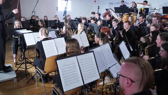 Unter der Leitung von Daniel Wimmer (links) unternimmt das Kreisjugendorchester eine Reise in die Welt des Tanzes. Nico Roller