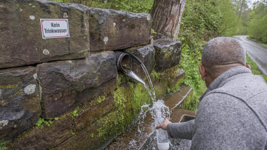 Die beliebte Quelle ist ebenfalls nur über die kleine Straße erreichbar. Eine Sperrung wäre für viele Wasserzapfer eine große Ka