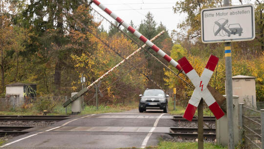 Der Bahnübergang Hohleiche im Mühlacker Lugwald kann aufgrund des Umleitungsverkehrs ab dem 17. April vorerst nicht genutzt werd