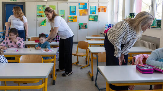 Ilknur Gülsen (rechts) und Sidreta Arslani (links) helfen und betreuen die Kinder in der Schanzschule.