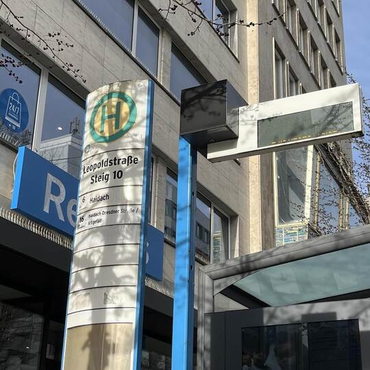 Es ist Besserung in Sicht – nicht nur für das kaputte Display an der Leopoldstraße. Ersatz ist bestellt und auf dem Weg. Eickhof