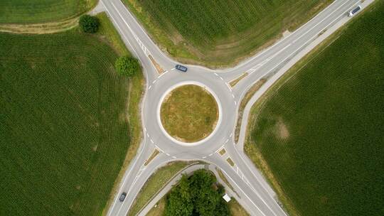 Vorfahrt missachtet: Wer haftet bei Kollision im Kreisverkehr?