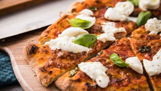 Knusprig goldbraune Kruste - die perfekte Pizza. Knusprig goldbraune Kruste - die perfekte Pizza.