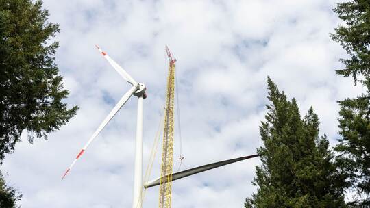 Hochziehen des 3. Rotorblatts an der Windkraftanlage Holzschläge Hochziehen des 3. Rotorblatts an der Windkraftanlage Holzschläge