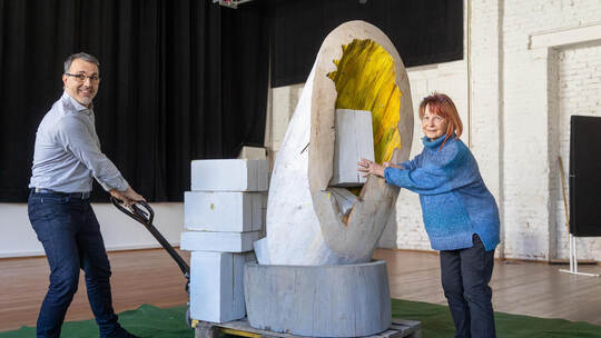 Geschäftsführer des Kulturhauses Osterfeld, Paul Taube, und Hauptorganisatorin Ute Middel bereiten den Osterbaum für den Kunstha Osterfeld KIP Künstlermarkt