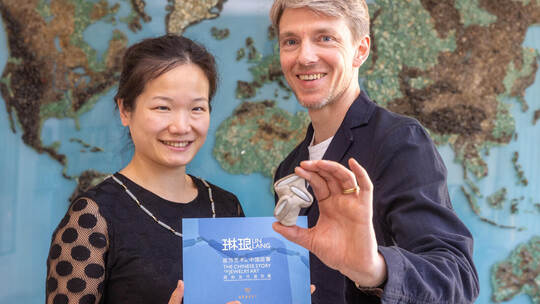 „Wir haben noch nie so international gedacht.“ – Schütt-Geschäftsführer David Feulner (rechts) und Yuxi Sun vom kuratorischen Te Ausstellung The Chinese Story, Schütt Witwe