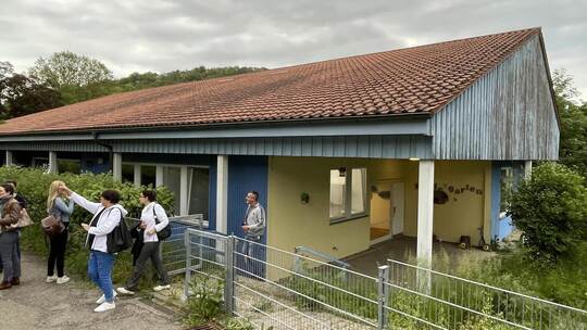 Der alte Iptinger Kindergarten in der Hofwiesenstraße wird abgerissen. Auf dem Gelände sollen in kleinteiliger Bauweise drei Geb