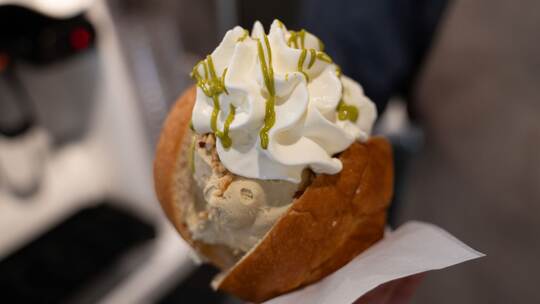 Eis im Brioche-Brötchen