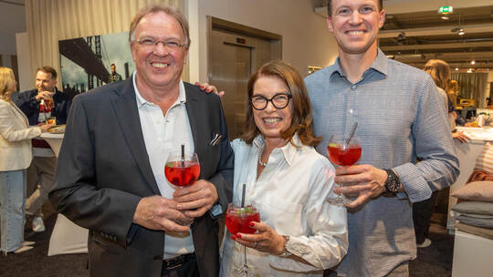 Stoßen auf das 40-jährige Firmenbestehen an (von links): Joachim und Elke Gwinner mit Sohn Norman. Stolz auf das Jubiläum ist au