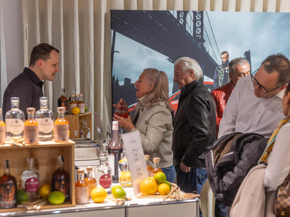 Die Jubiläumsgäste freuten sich auch über die Hausbar. Jubiläum Gwinner 40 Jahre