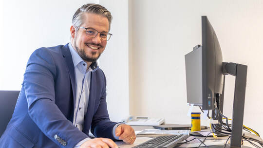 Schreibtisch, Außentermine und Gespräche: Domenik Henk, Leiter des Gesundheitsamtes Enzkreis und Pforzheim, liebt die Abwechslun Domenik Henk Leiter Gesundheitsamt