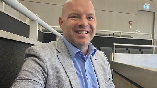 Dimitrij Walter erfährt in der Sitzung des Gemeindewahlausschusses, dass er zur Pforzheimer OB-Wahl am 4. Mai zugelassen ist.