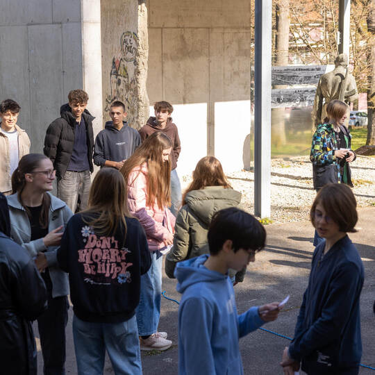 Im DDR-Museum Pforzheim: Schüler des Reuchlin-Gymnasiums entwickelten eine Führung mit interaktivem Programm für die eigenen Mit Schüler führen Schüler DDR Museum