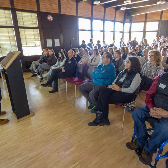 Frank Fillbrunn begrüßt alle Anwesenden des Autismustages im Kupferdächle. Welt Autismustag Kupferdächle