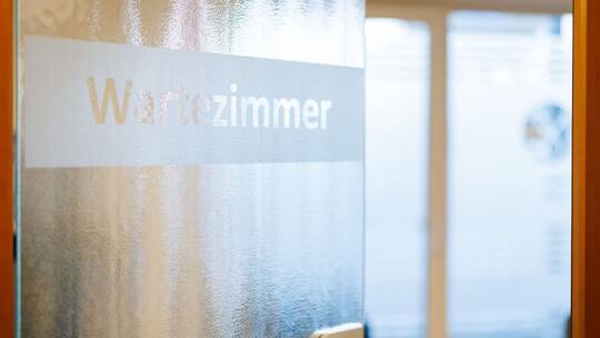 Wartezimmer in Hausarztpraxis