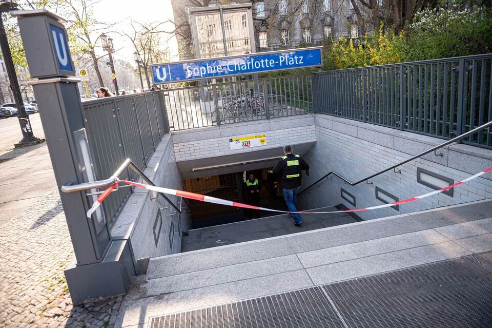 Mann in U-Bahnhof erstochen Mann in U-Bahnhof erstochen