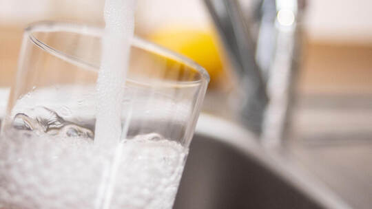 Damit man Wasser aus dem Hahn in Mühlhausen gut trinken kann, muss mehr Bodenseewasser beigemischt werden als je zuvor. Foto: Ma Wasseverbrauch im Haushalt