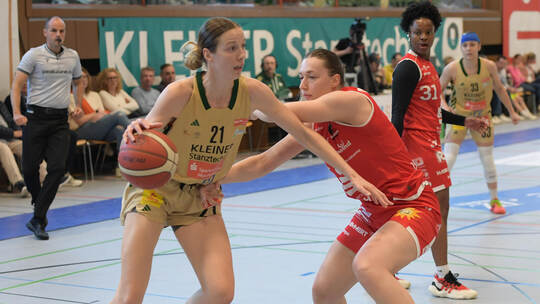 Sterne-Basketballerin Alexandria Kiss-Rusk (links) – hier gegen die Osnabrückerin Johanna Sophie Klug – erzielte im Playoff am F