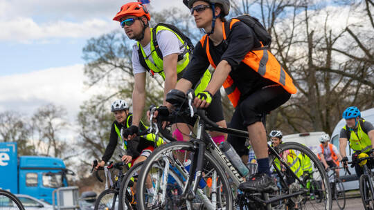 Filip Curcic (rechts) fährt mit seinen Mitstreitern auf dem Messplatz ein. Serbische Studenten Radtour Durch Pforzheim