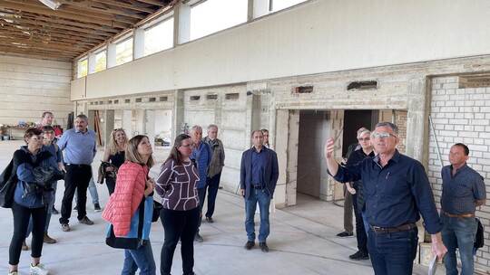 Wie ein Rohbau sieht die alte Sport- und Veranstaltungshalle in Tiefenbronn nach den ersten Sanierungsmonaten aus. Architekt Ste