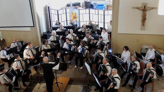 Gemeinsame Stärke in harmonischem Einklang beweisen die Akkordeon-Orchester Pforzheim-Eutingen und Büchenbronn in der evangelisc