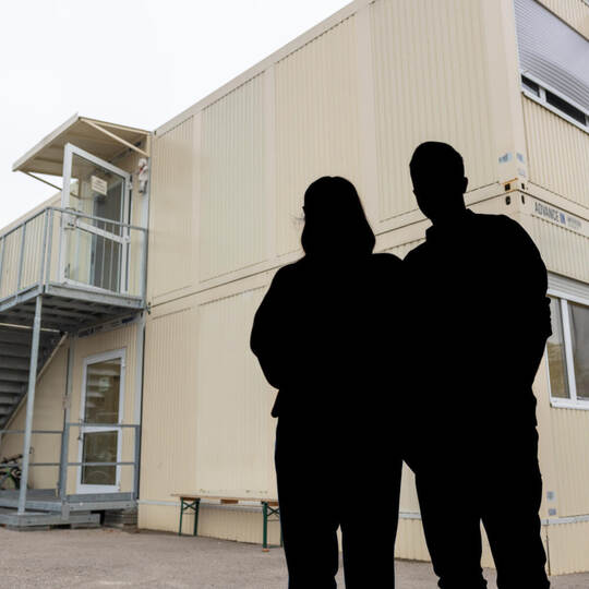 Maryam Hosseini und ihr Mann kommen aus dem Iran. Solang sie ihre Aufenthaltserlaubnis nicht haben, möchten sie unerkannt bleibe Flüchtlingsunterkunft Einblick nach 15 Monaten