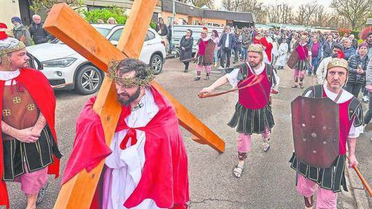 Realistisches Schauspiel: Jesus-Darsteller Ciro Micucci wird 2024 auf seinem Leidens weg rund um den Berliner Ring in Mühlacker Karfreitagsprozession