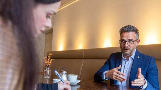 April 2025: Acht Jahre nach ihrem ersten Treffen sprechen OB-Kandidat und Amtsinhaber Peter Boch und PZ-Chefredakteurin Anke Bau