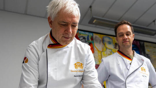Die Bäckermeister Martin Reinhardt (links) und Ralf Jäkle mit einem ihrer Produkte. Gespräch Bäckerinnung Redaktionstisch
