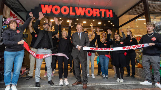 Oberbürgermeister Frank Schneider (Mitte), Citymanager Steffen Roller (Zweiter von links) und die zahlreichen Woolworth-Angestel Eröffnung Woolworth Mühlacker