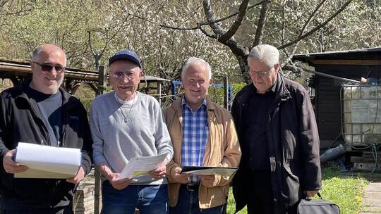Sie prüfen die Parzellen im Hinteren Tal auf Regelkonformität: Zekeriya Kirpitci, Peter Schraag, Klaus Baumgarten und Johann Sch