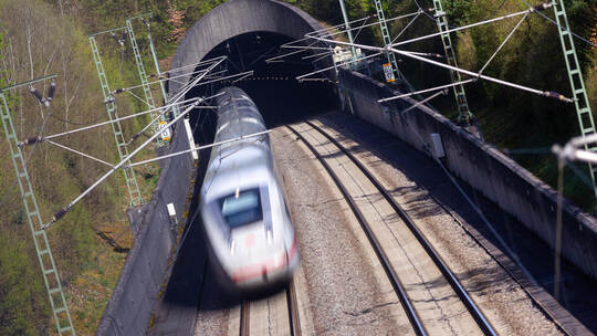 Der „Freudensteintunnel“ – hier ein ICE bei der Ausfahrt zwischen Zaisersweiher und Schützingen – ist bis zum 6. Juni wegen Sani