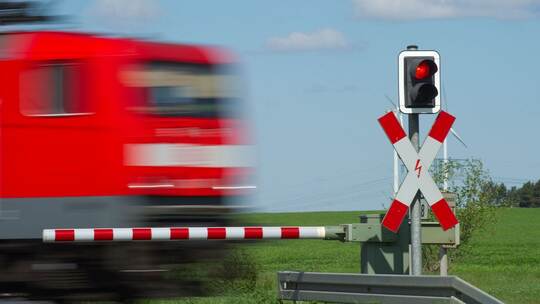 Regionalexpress an Bahnübergang Regionalexpress an Bahnübergang