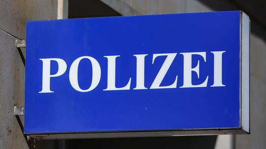 Schild am Polizeirevier