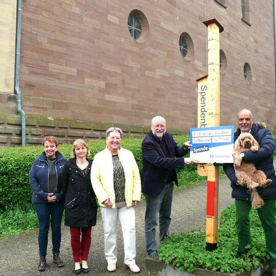 Die Übergabe des symbolischen Schecks: Tenor Jay Alexander (von rechts) mit seiner Hündin „Charlotte“, Pfarrer Holger Müller, Ka