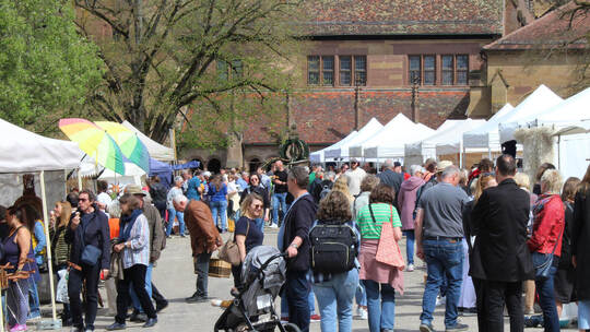 Schon am Samstag strömen die Besucher zum lebendigen Kunsthandwerkermarkt nach Maulbronn. Prokoph