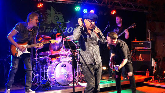 Gut 250 Zuschauer kamen zum Osterrock mit „Chameleon“. Frommer