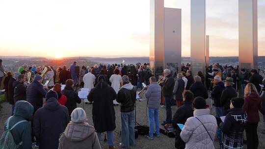So sieht es aus, als um 6.25 Uhr die Sonne am rot schimmernden Horizont auftaucht und der Gottesdienst beginnt. Zahlreiche Besuc